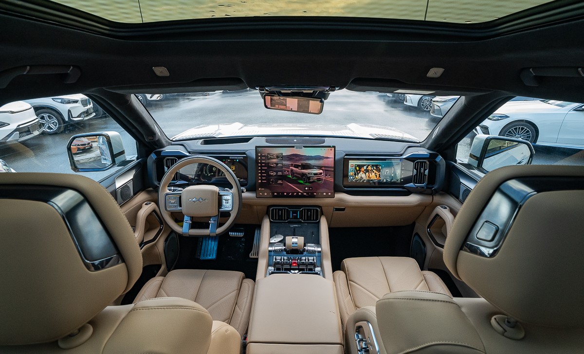 BYD Leopard 8 — Interior